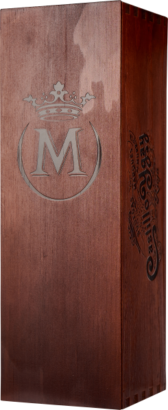 Elegante Holzkiste mit gravierten Verzierungen und einem großen silbernen "M".