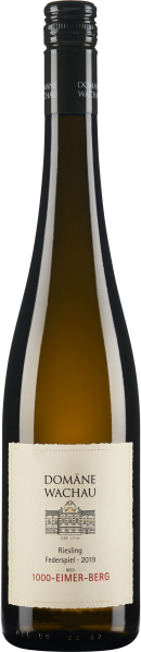 Schlanke Weinflasche mit elegantem Etikett, klarer Inhalt, schwarzer Schraubverschluss.