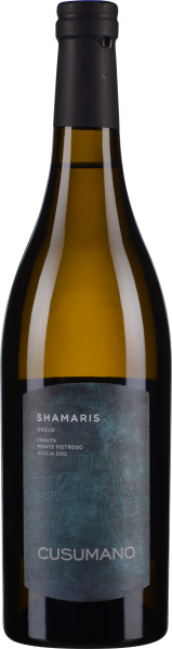 Klare Flasche mit tiefgelbem Wein und elegantem, dunkelblauem Etikett.