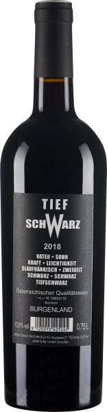 Dunkle Weinflasche mit schwarzem Etikett und weißer Schrift.