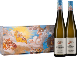 Zwei Weinflaschen vor einer Box mit himmlischem, barockem Gemälde.