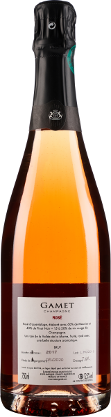 Flasche Rosé-Champagner mit schwarzem Folienverschluss, leuchtend kupferfarbene Flüssigkeit.