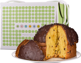 Schnittansicht eines mit Schokolade überzogenen Panettone auf Teller, dekorative Verpackung hinten.