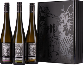 Drei Weinflaschen im Set mit künstlerisch bedrucktem Geschenkkarton.