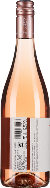 Roséweinflasche mit kupferfarbenem Verschluss, durchsichtigem Glas und Rücketikett.