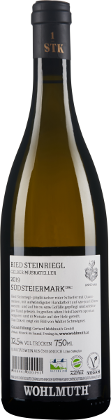 Klarglasflasche mit schwarzem Verschluss, minimalistisches Etikett, klare Flüssigkeit sichtbar.