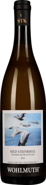 Braun-gelbe Weinflasche mit kunstvollem Etikett in hellem Blau und Weiß.