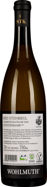 Grüne Weinflasche mit schwarzem Hals und Goldschrift, weiße Etiketten, elegantes Design.