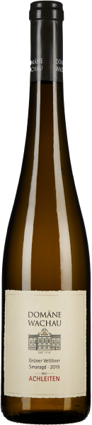 Grüne Weinflasche mit schlichtem Etikett und schwarzem Halsaufdruck.