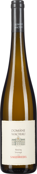 Braune Weinflasche mit grauem Verschluss und cremefarbenem Etikett.