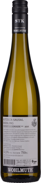 Schlanke Flasche mit gelblichem Wein, elegantem Etikett und schwarzem Drehverschluss.