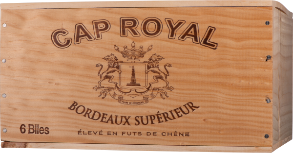 Holzkiste mit graviertem Text und Emblem, markante Buchstaben und dekorative Löwen.