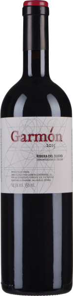 Dunkle Glasflasche mit schlicht gestaltetem Weinetikett und rotem Kapselabschluss.