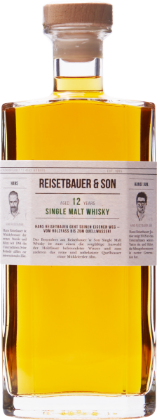 Klargelbe Flüssigkeit in quadratischer Flasche mit hellem Holzverschluss.