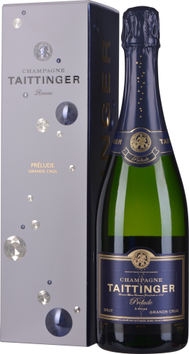 Champagnerflasche mit blauer Etikette neben luxuriöser, glitzernder Geschenkbox.