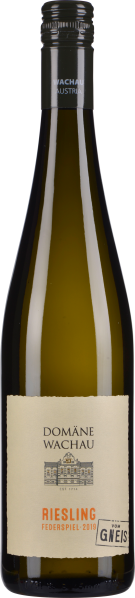 Klare Weinflasche mit schwarzem Schraubverschluss und beigefarbenem Etikett.