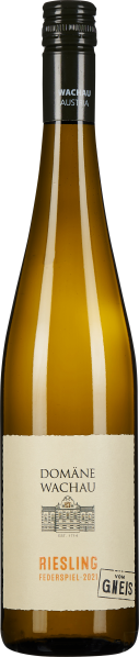 Schlanke, hohe Flasche mit hellgelbem Wein und schlichtem Etikett.