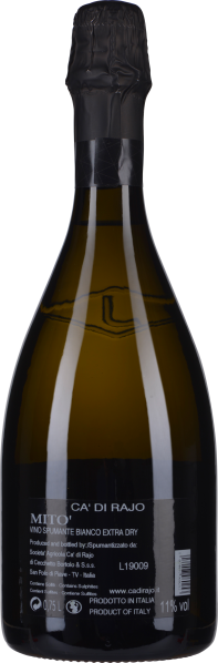 Dunkelgrüne Sektflasche mit schwarzem Etikett und Verschluss.