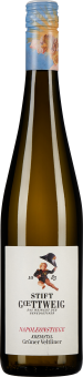 Die Flasche ist hoch und schlank mit grünlichem Glaskörper. Der Verschluss ist ein dekorativer Schraubverschluss in Blau mit künstlerischem Motiv. Das Etikett zeigt einen Cherub und hat schwarze und rote Schrift auf weißem Hintergrund.