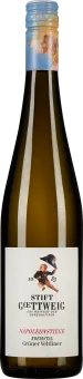Die Flasche ist hoch und schlank mit grünlichem Glaskörper. Der Verschluss ist ein dekorativer Schraubverschluss in Blau mit künstlerischem Motiv. Das Etikett zeigt einen Cherub und hat schwarze und rote Schrift auf weißem Hintergrund.