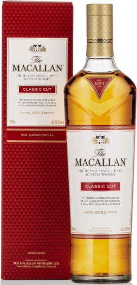 Klarer Whisky in goldener Flasche neben roter Verpackung mit edlem Design.