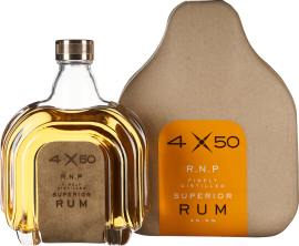 Elegant geformte Rumflasche mit goldener Flüssigkeit, begleitet von einer passenden, strukturierten Verpackung aus Naturkarton; minimalistisch gestaltet mit kontrastierendem, orangefarbenem Etikett.