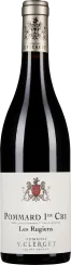 Eine elegante Weinflasche mit dunkelroter Flüssigkeit, silbernem Hals und einer weißen Etikette mit schwarzer Schrift und rotem Wappen.