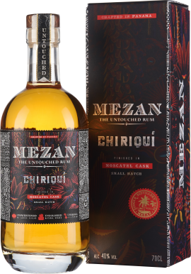 Flasche und Verpackung eines Destillats mit detailliertem, kunstvoll gestaltetem Etikett. Die Flasche ist mit bernsteinfarbenem Rum gefüllt und hat einen hölzernen Flaschenverschluss. Die Verpackung passt optisch zur Flasche mit dunklen, eleganten Mustern