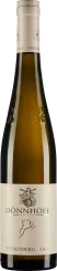 Eine schlanke Weinflasche mit hellbeigem Etikett und goldfarbenem Schriftzug, dunkelgrüner Glasflasche und hellem Verschluss.