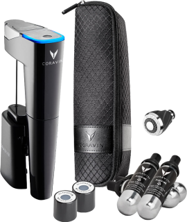 Schlankes, modernes Weingerät in Schwarz und Silber mit blauer Akzentuierung, begleitet von einem schwarzen, texturierten Etui, zwei glänzenden Gaszylindern und weiteren Zubehörteilen.