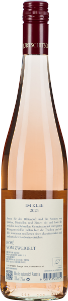 Klare Glasflasche mit roséfarbenem Wein und rotem Schraubverschluss.