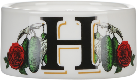 Weiße Keramik mit schwarzem Buchstaben, dekoriert mit roten Rosen und grünen Pflanzen.