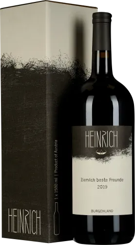 Eine elegante Weinflasche mit dunklem Etikett, das kunstvoll schwarz-weiße Grafiken zeigt. Daneben befindet sich eine passende, minimalistisch gestaltete Box in ähnlichem Design.
