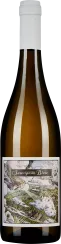 Braune Weinflasche mit weißem Etikett, auf dem eine illustrative Szenerie dargestellt ist. Die Flasche hat einen weißen Verschluss.