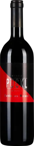 Dunkle Weinflasche mit rotem Etikett, diagonale schwarze Streifen mit silberner Schrift.