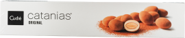 Ovale, mit Kakaopulver bestäubte Süßigkeiten auf heller Verpackung, eine halbiert.