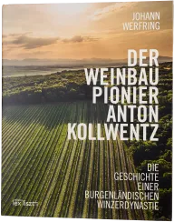 Das Bild zeigt ein Buchcover mit einem ausgedehnten Weinberg unter einem dramatischen Abendhimmel. Reihen von Weinreben erstrecken sich in die Ferne, eingerahmt von üppigem Grün und silhouettierten Hügeln im Hintergrund. Die warmen Farben des Sonnenunterg