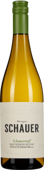 Eine klare Weinflasche mit grünem Schraubverschluss, gefüllt mit blassgoldenem Wein. Auf dem Etikett sind elegante Verzierungen und kräftiger schwarzer Text zu sehen.
