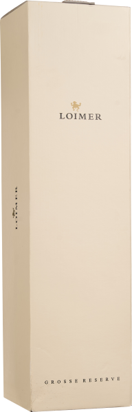 Helle, minimalistische Weinverpackung mit eleganter Schrift und dezenter Verzierung.
