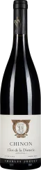 Dunkle Weinflasche mit elegantem Etikett, zentral prominent abgebildet. Das Etikett zeigt ein klassisches Design mit einem Porträt in der Mitte, umrahmt von filigranen Verzierungen.