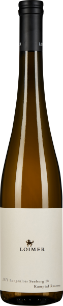 Eine schlanke Weinflasche mit einem langen, schmalen Hals, versehen mit einem schwarzen Schraubverschluss. Das Etikett ist schlicht und elegant in Weiß gehalten, mit einem kleinen, zentral platzierten Logo. Der Wein hat eine klare, goldene Farbe, die durc
