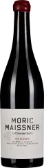 Eine elegante Weinflasche mit einem dunklen Glas und einer roten Kapsel. Das Etikett ist in einem minimalistischen Stil gehalten, überwiegend in Weiß mit schwarzer und roter Schrift, die zentral positioniert ist.