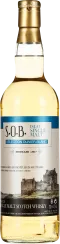 Eine klare Whiskyflasche mit goldenem Schraubverschluss. Das Etikett ist mehrfarbig mit blauen und weißen Elementen, zeigt ein Bild einer Burglandschaft und enthält Text. Der Whisky hat eine goldene Farbe.