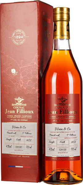 Eine elegante Cognacflasche mit bernsteinfarbener Flüssigkeit, verziert mit einem goldenen Hals und roten Etiketten, steht neben einer passenden roten Geschenkbox mit goldenen und weißen Details.