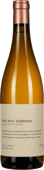 Die Weinflasche hat eine elegante, schlichte Etikettierung in Cremefarben mit schwarzer Schrift. Der Wein schimmert golden im durchscheinenden Glas, der Verschluss ist in Kupfertönen gehalten.