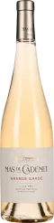 Die Weinflasche zeigt eine elegante, schlanke Form mit einem hellroséfarbenen Wein, einem silbernen Verschluss und einem cremefarbenen Etikett mit goldenen Akzenten und roter Schrift.