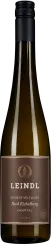 Weinflasche mit grünem Veltliner, schlanke Form, dunkelbrauner Flaschenhals, braunes Etikett mit goldenen und weißen Akzenten.