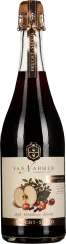 Flasche mit dunkelroter Flüssigkeit, Korkverschluss und elegantem Etikett mit Apfel, Heidelbeeren und Kirschen.