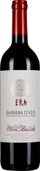 Flasche mit rotem Wein und rotem Verschluss. Das Etikett ist weiß mit einem goldenen Emblem in der Mitte und roter sowie schwarzer Schrift.