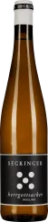 Die Weinflasche hat eine schlanke Form mit einem weißen Verschluss. Das Etikett ist schwarz mit weißen Designelementen und minimalistischer Schrift.